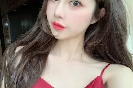 离婚风波后杨鸣带10岁女儿游玩被偶遇身高超17米基因太硬核